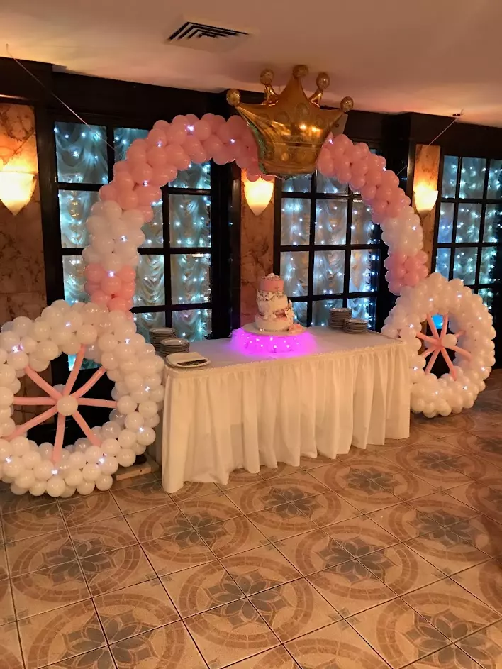 carriage-shaped balloon arch