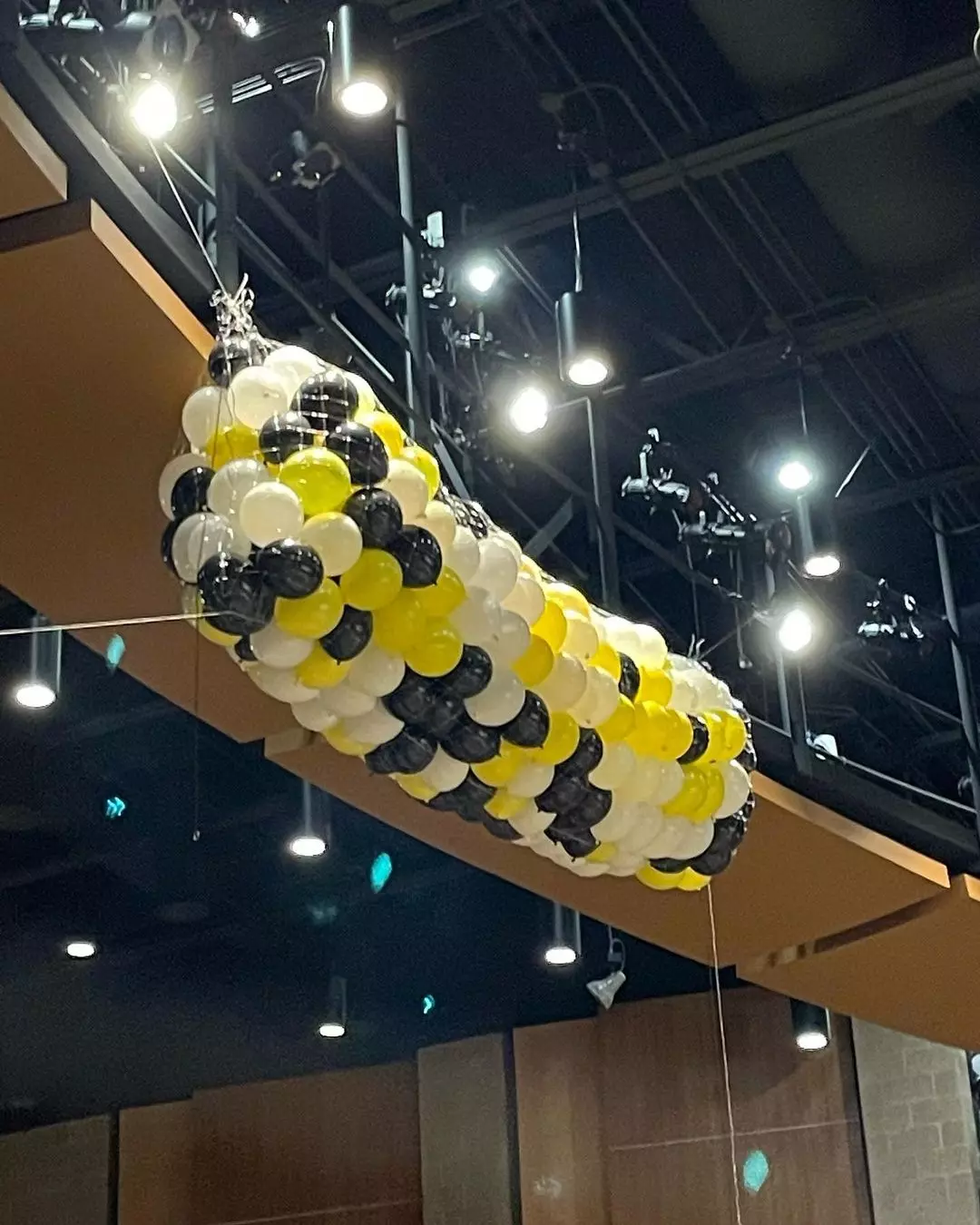 balloon drop arrangement